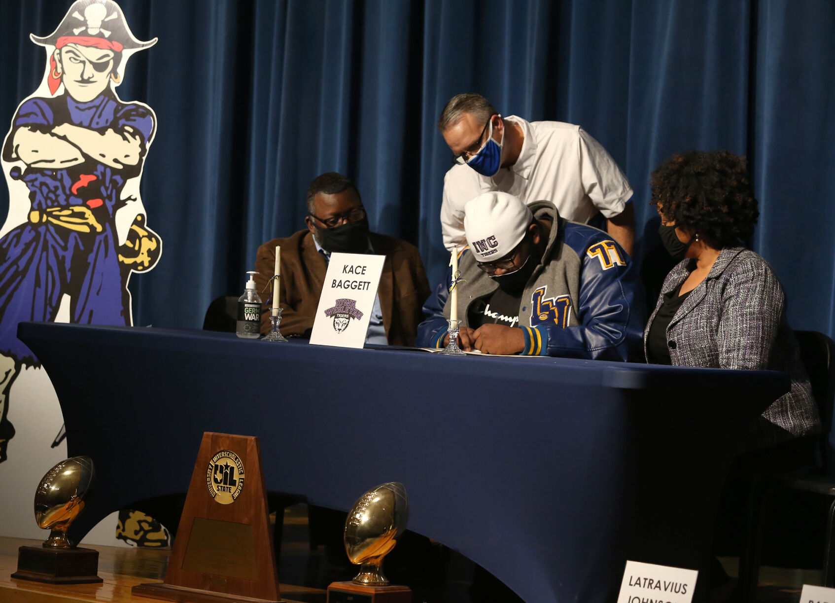 020421-wac-spt-lavega=signing-jl3.JPG